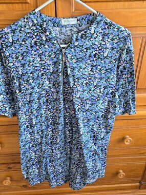 Bulotus Zip Front V-Neck Short Sleeve Top